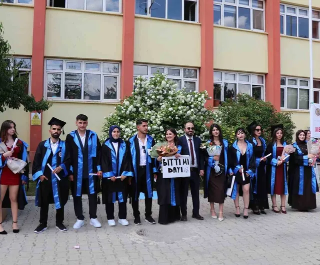 Oltu Meslek Yüksekokulu'nda 153 öğrencinin 2025-2026 mezuniyet coşkusu