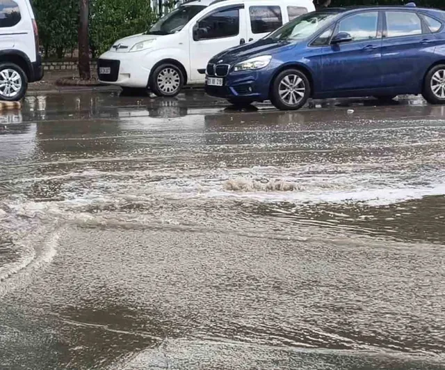 On dakika yağdı, yollar göle döndü