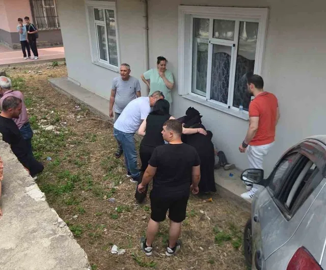 Orhangazi'de otomobil apartman bahçesine uçtu, sürücü ve üç çocuğu yaralandı