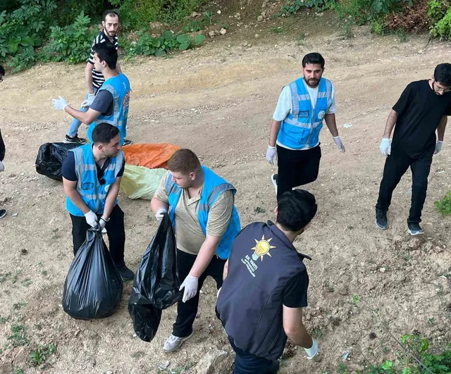 Osmangazi'de AK Parti gençlik kolları çevre haftası temizlik etkinliği