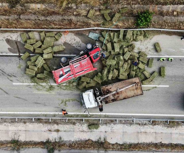Ot balyası yüklü kamyon devrildi, Ankara istikametinde trafik durdu
