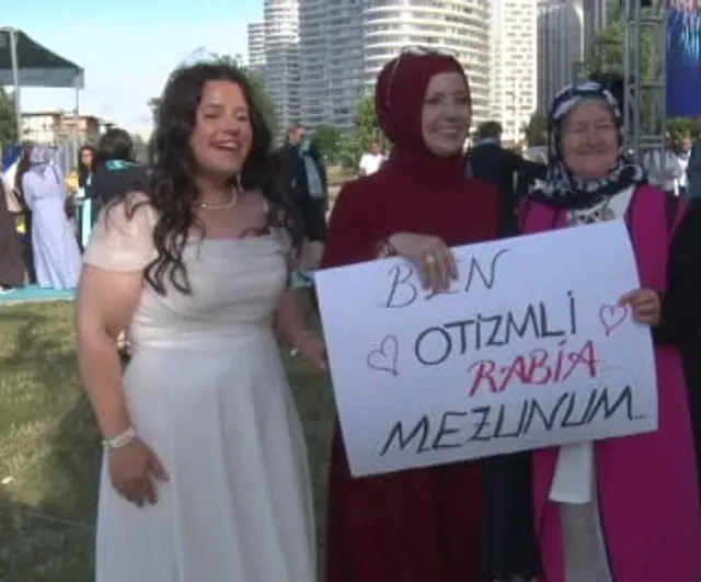 Otizmli öğrenci İstanbul Medeniyet Üniversitesi'nde müzik bölümünden mezun oldu