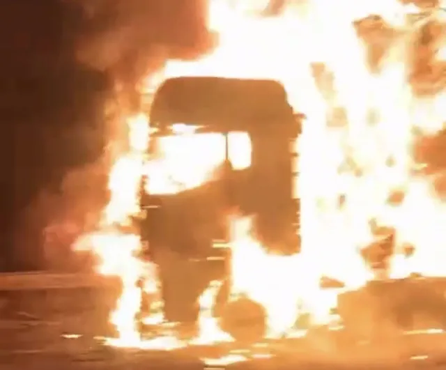 Otoyolda motoru yanan tır kullanılamaz hale geldi
