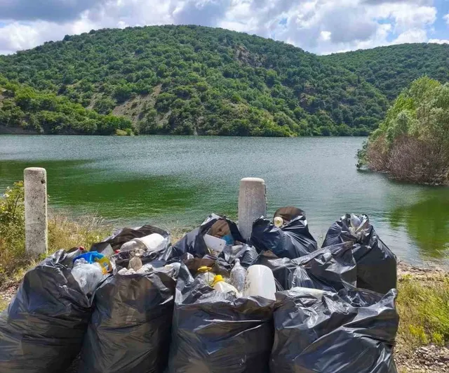 Özburun göletindeki kirlilik el birliğiyle temizlendi