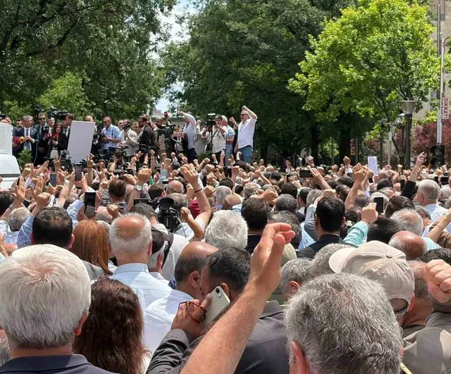 Özgür Özel TBMM Dikmen Kapısı Önünde Destekçilere Seslendi — Grup Toplantısı Öncesi Gerginlik