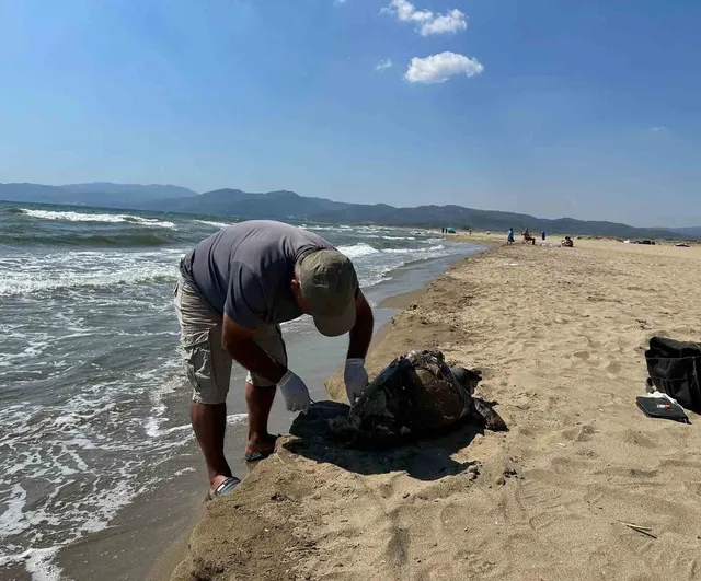 Pamucak sahilinde ayağına taş bağlanmış ikinci deniz kaplumbağası bulundu