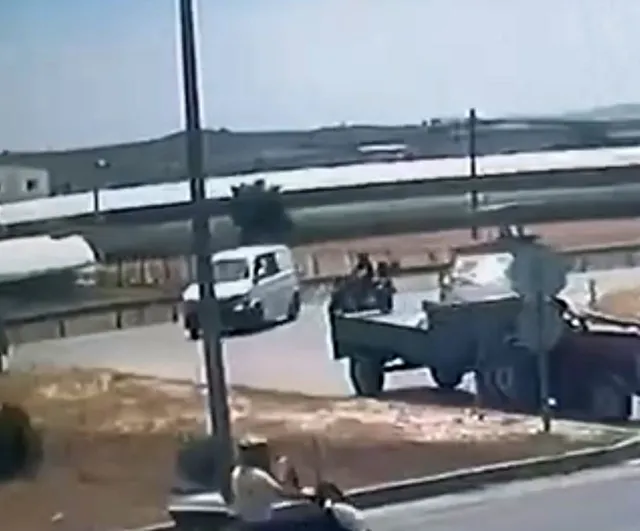 Panelvanın hatalı dönüşü motosiklet sürücüsünü ağır yaraladı