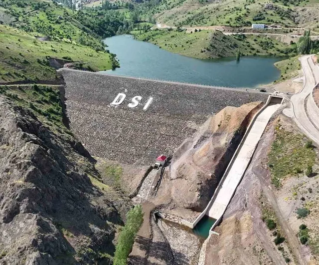 Pınargözü Göleti'nde Sulama Hattı Çalışmaları: 17 Bin Metre Polietilen Boru Döşendi