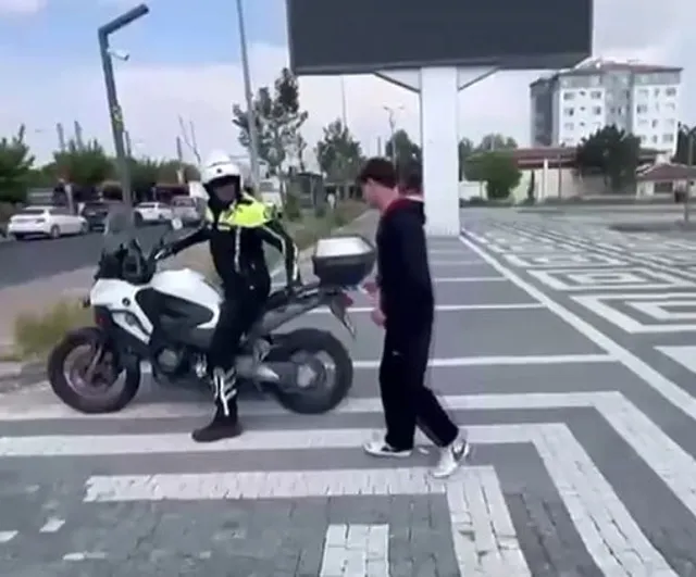 Polis ekipleri geç kalan LGS öğrencilerini okula yetiştirdi