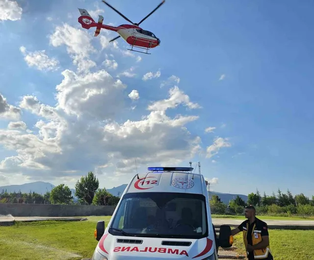 Prematüre ikiz bebeklerden biri helikopter ambulansla Niğde'ye nakledildi