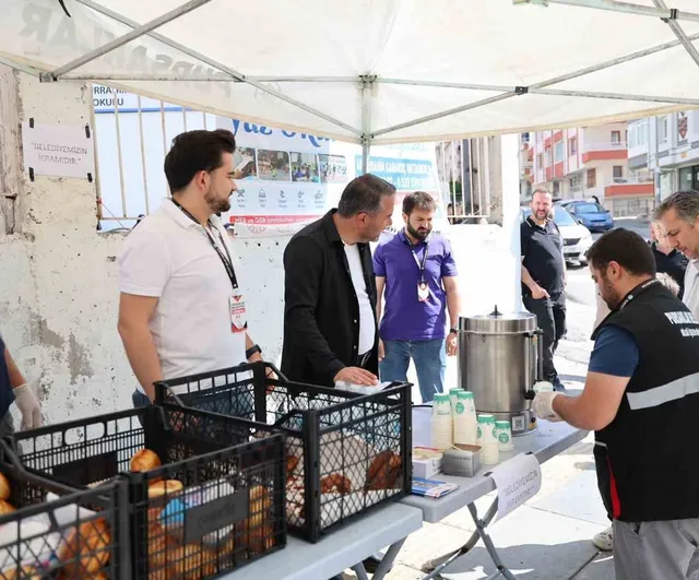 Pursaklar Belediyesi'nden YKS adaylarına ve ailelerine çay, simit ve poğaça ikramı