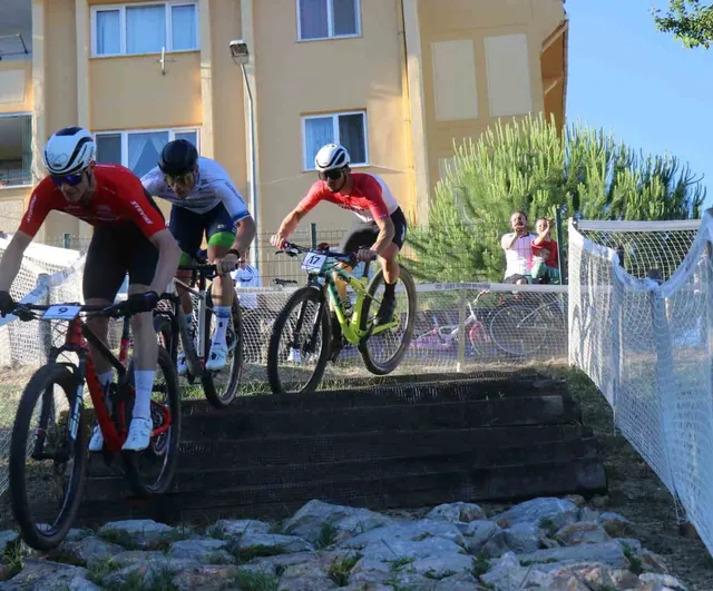 Sakarya'da 13 ülkeden 50 sporcu dünya kupası açılış etabında yarıştı