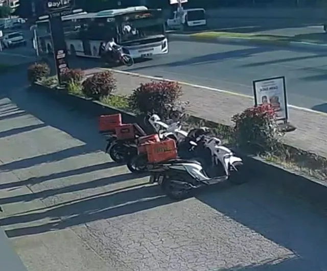 Sakarya'da ana caddeye fırlayan bisikletli çocuklar belediye otobüsünden son anda kurtuldu