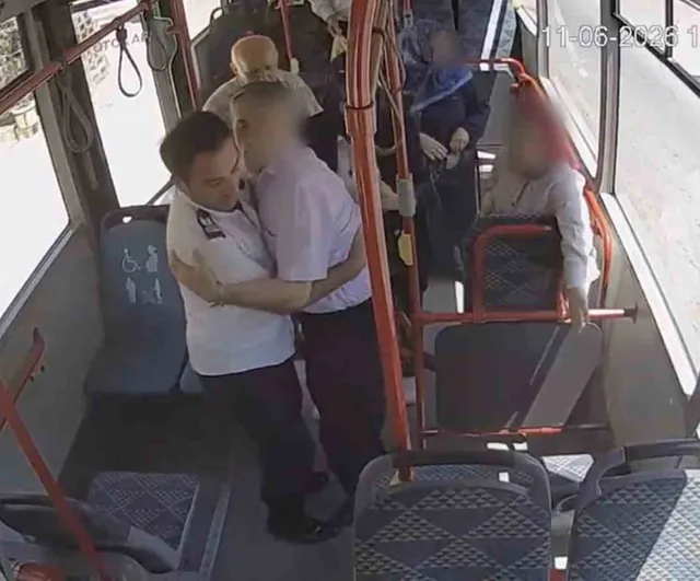 Sakarya'da belediye otobüsünde fenalaşan yolcu için şoför ve yolcuların müdahalesi