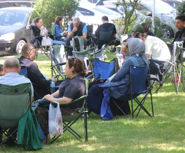 Sakarya Üniversitesi kampüsünde veliler yeşil alanlarda piknik yaparak çocuklarını bekledi