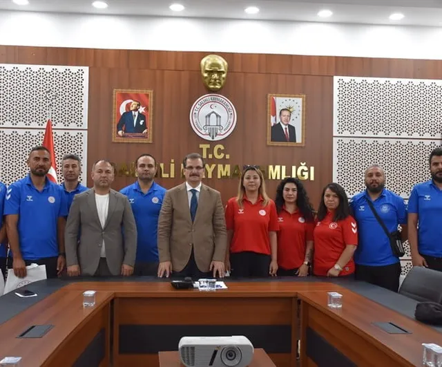 Salihli kaymakamı Ali Güldoğan antrenörleri makamında kabul etti