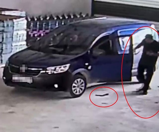 Samandağ'da araca giren yılan sürücüyü korkuttu