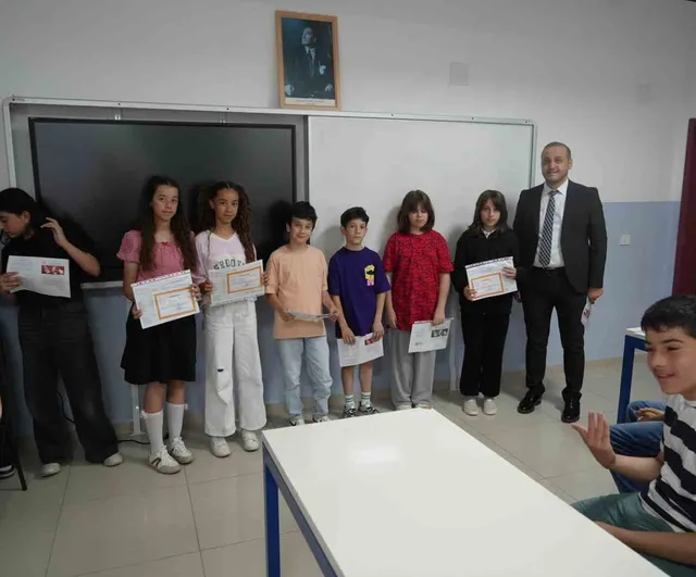 Samsun'da 13 ikiz öğrencinin karne heyecanı