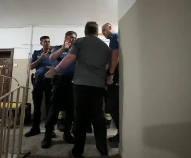 Samsun'da eşyaları yakan genç evine kilitlendi