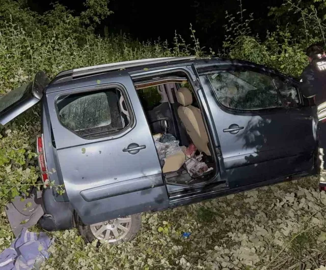 Samsun'da hafif ticari araç şarampole yuvarlandı: 2 yaralı