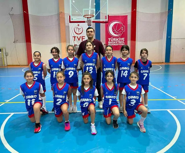 Sanko Okulları minik erkek basketbol takımı il şampiyonu