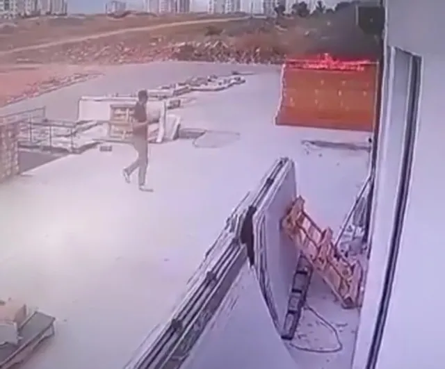 Şanlıurfa’da 10 katlı binada çıkan yangının kamera görüntüleri
