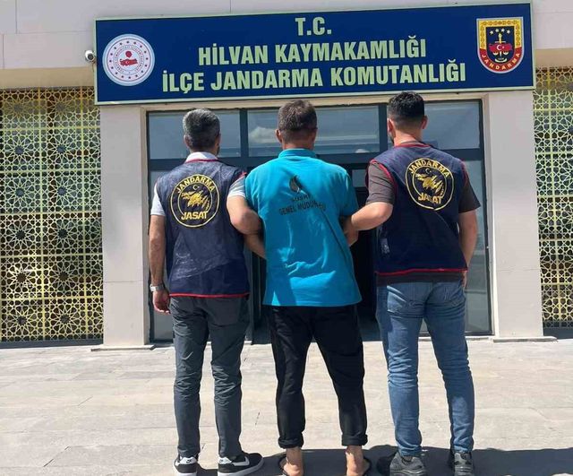 Şanlıurfa'da 3 Yıldır Kılık Değiştiren Firari İ.B., Jandarma Ekiplerince Yakalandı