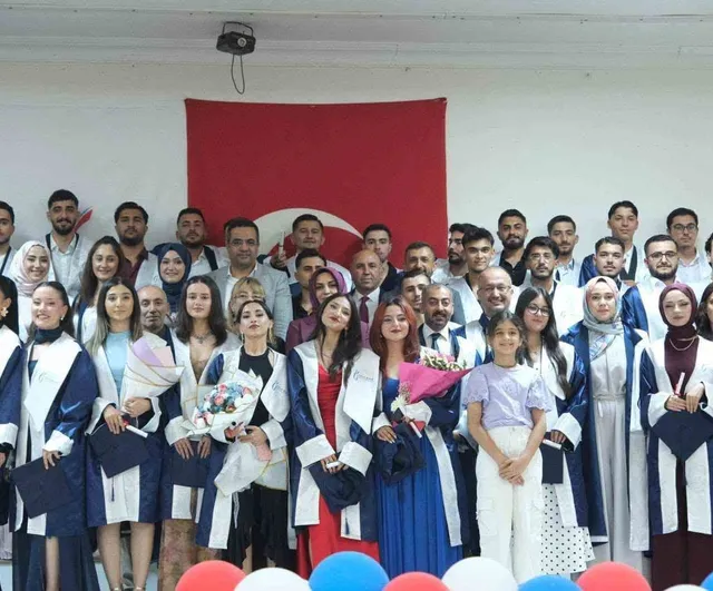 Sarıgöl MYO’da mezuniyet sevinci