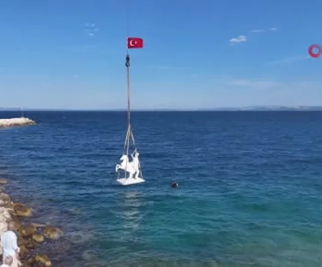 Saros’ta ’Akıncılar’, ’Fatih Sultan Mehmet’ ve ’Kemer’ heykelleri suya batırıldı