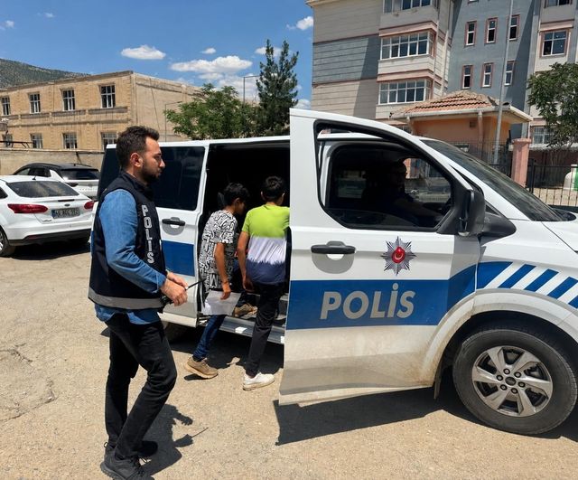 Sason'da polis, LGS'ye yetişemeyen 10 öğrencinin yardımına koştu