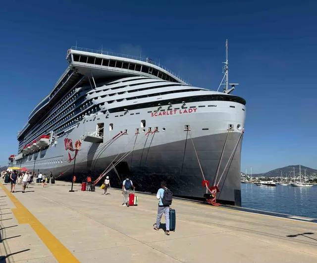 Scarlet Lady yeniden Bodrum’da: 2 bin 502 yolcu ve 1142 personel getirdi
