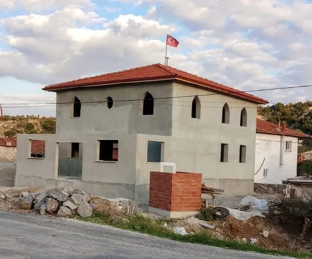 Selendi'de hayırseverlerin desteğiyle Aloşlar Camii ibadete hazır