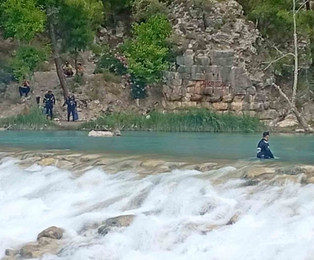 Serinlemek için girdiği çayda kaybolan genç için arama çalışmaları başlatıldı