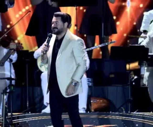 Serkan Kaya Manisa'da yeni şarkısı 'Tanımam'ı ilk kez seslendirdi