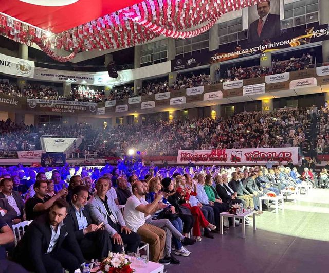 Sevcan Orhan, Kayseri'de Sivaslı Dernekler Federasyonu Kongresi Sonrası Konser Verdi