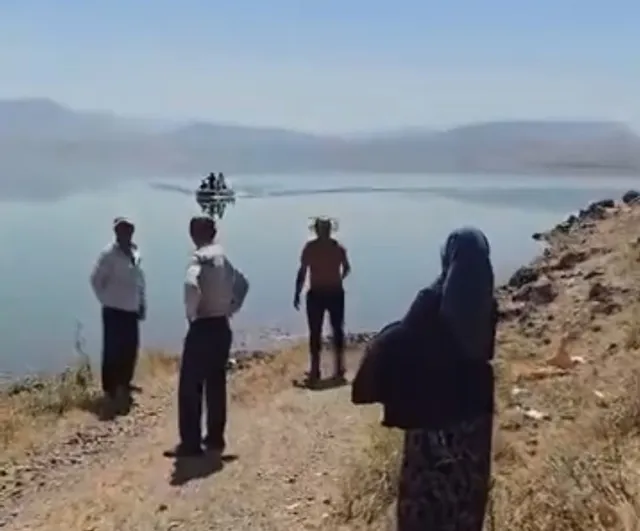 Siirt'te bahçede fenalaşan hasta, tekneyle ambulansa ulaştırıldı