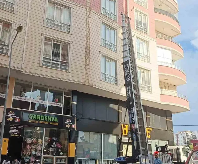 Siirt'te binanın dış cephe kaplaması park halindeki otomobilin üzerine düştü