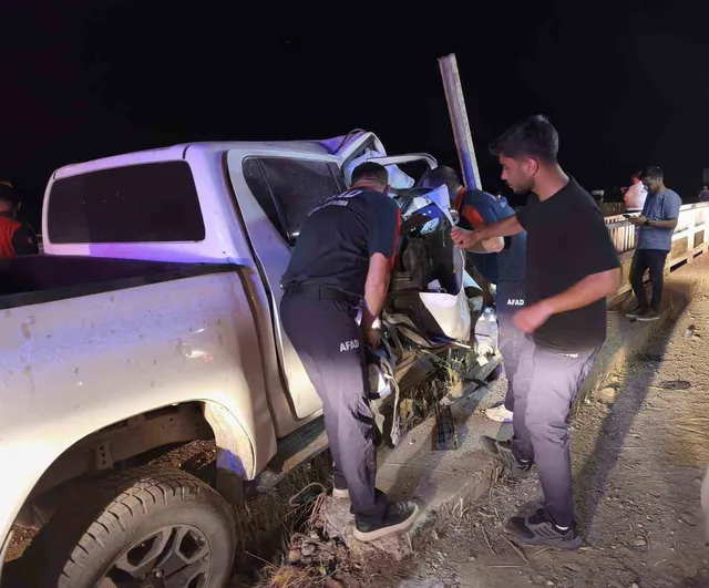Siirt’te pikap bariyerlere saplandı: 2 yaralı