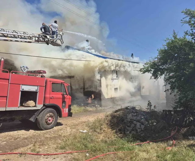 Simav Aksaz Köyü'nde sabah yangını: Ahşap ev kullanılamaz hale geldi