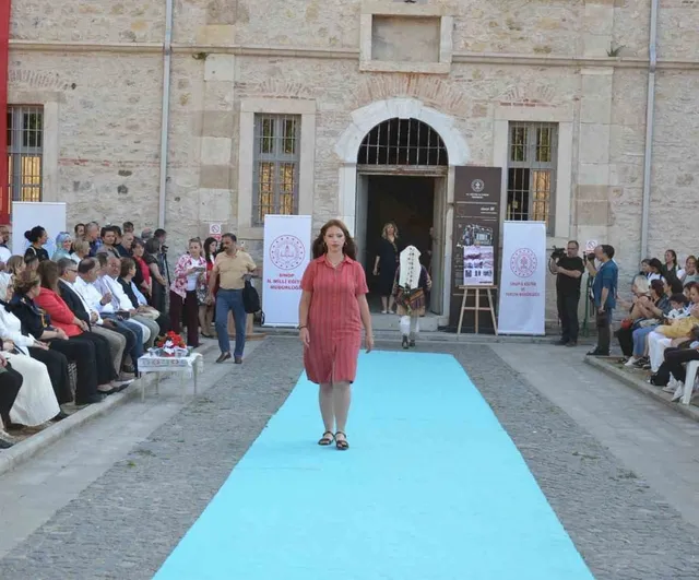 Sinop Kırmızısı defilesi tarihi cezaevi bahçesinde ilgi gördü
