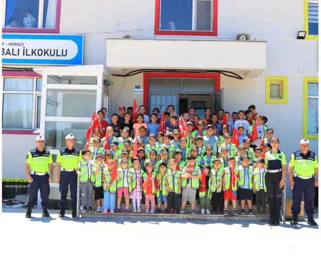 Sinop'ta jandarmadan miniklere uygulamalı trafik eğitimi
