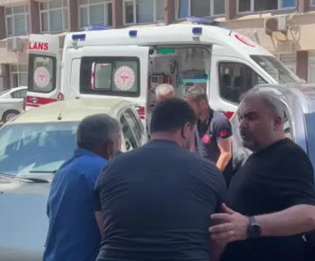 Sinop'ta motosiklet sürücüsü yolcunun açtığı kapıya çarparak hafif yaralandı