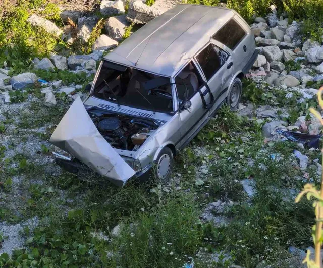 Sinop'ta otomobil şarampole devrildi: 2 yaralı