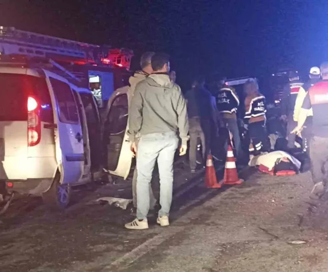 Sivas'ın Gürün ilçesi Konakpınar'da iki araç kafa kafaya çarpıştı: 8 yaralı, 4'ü ağır