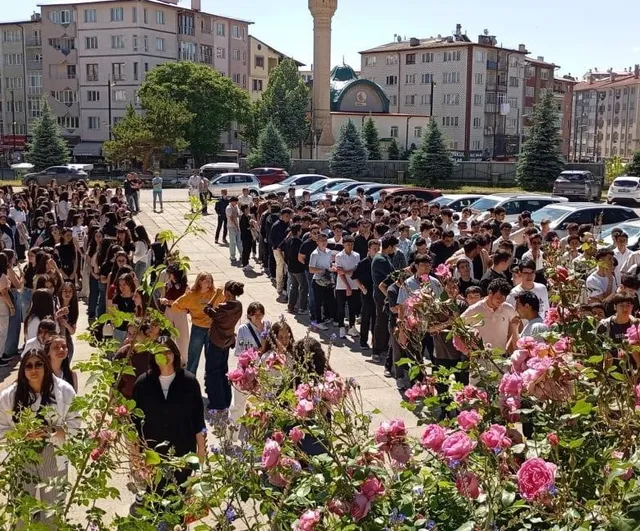 Sivas Lisesi'nde yarım asırlık mezunlar yeni öğrencilerle buluştu