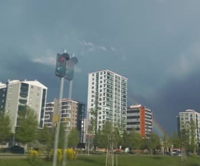 Sivas'ta ani hava değişimleri doğaseverlere gökkuşağı gösterisi sundu