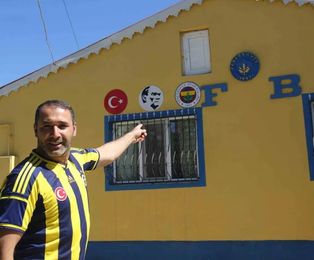 Sivas'ta Fenerbahçe sevgisi evi sarı ve laciverte boyattı