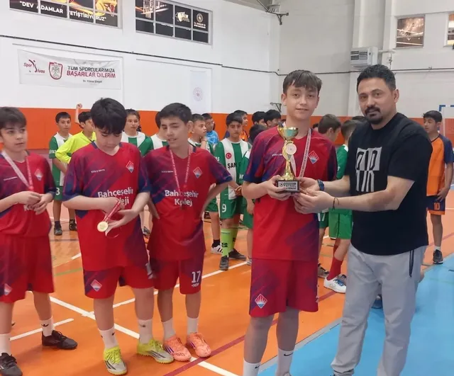 Sivas'ta Küçük Erkekler Futsal Müsabakaları Sona Erdi: Dereceye Girenlere Ödüller Verildi