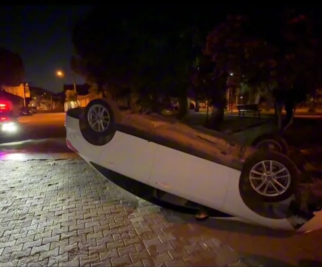 Söke'de kontrolden çıkan otomobil ters döndü