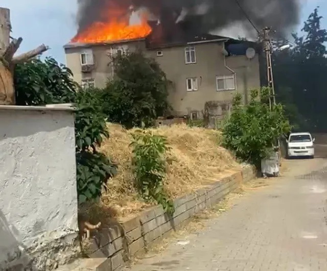Sultanbeyli'de çatıda başlayan izolasyon yangını binada geniş maddi hasar bıraktı